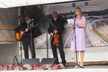 Mirna - Odprtje obvoznice 25092025, duet Z andahtjo in povezovalka Petra Krnc Laznik - foto Pep (7)